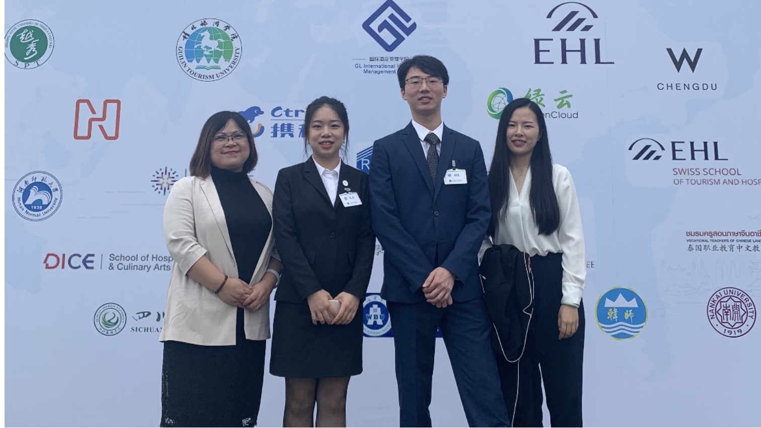 参赛学生与带队教师合影 参赛学生与带队教师合影