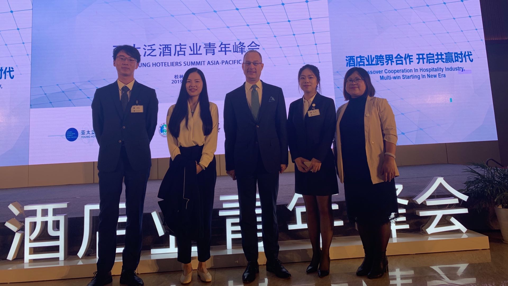 带队教师、参赛学生与美国饭店协会教育学院注册CHA、注册培训师CHT George Ubbelohde先生合影 带队教师、参赛学生与美国饭店协会教育学院注册CHA、注册培训师CHT George Ubbelohde先生合影