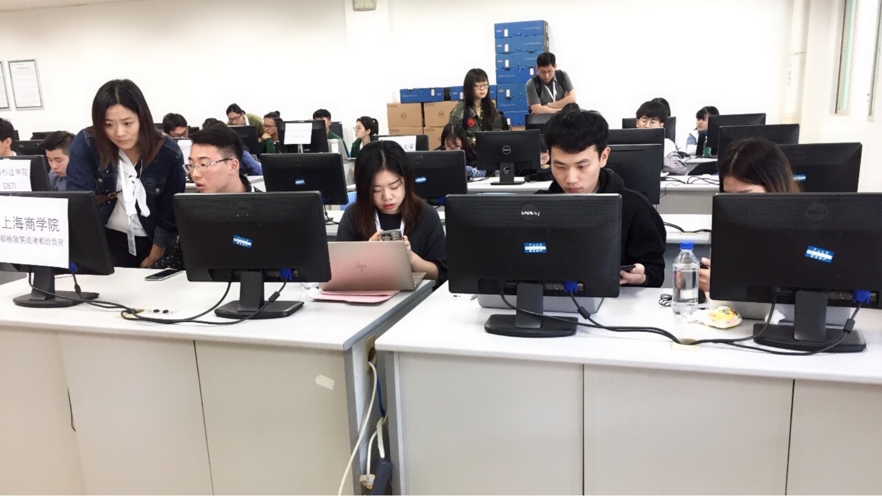 酒店管理专业教师宋志培现场指导学生 酒店管理专业教师宋志培现场指导学生