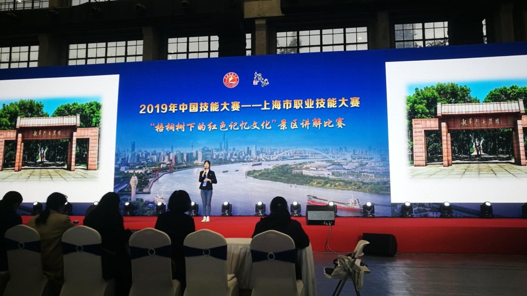 旅游管理学生讲解梧桐树下的红色记忆文化 旅游管理学生讲解梧桐树下的红色记忆文化