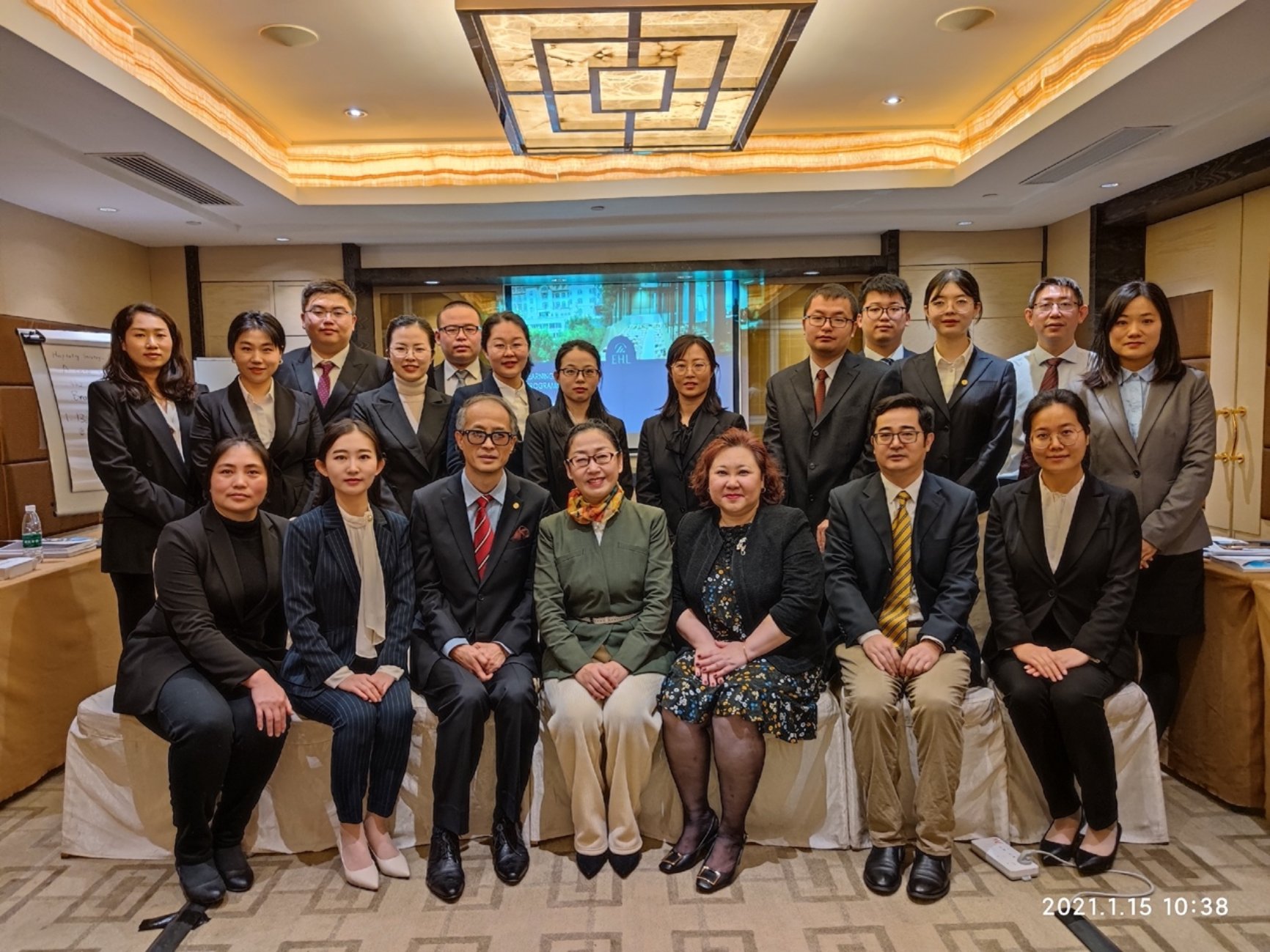 图为上海商学院QLF认证学习导师培训班结业合影