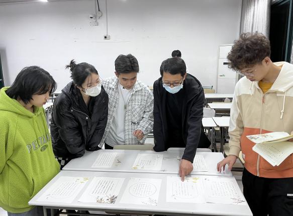 酒管学子“二十大”书法作品现场