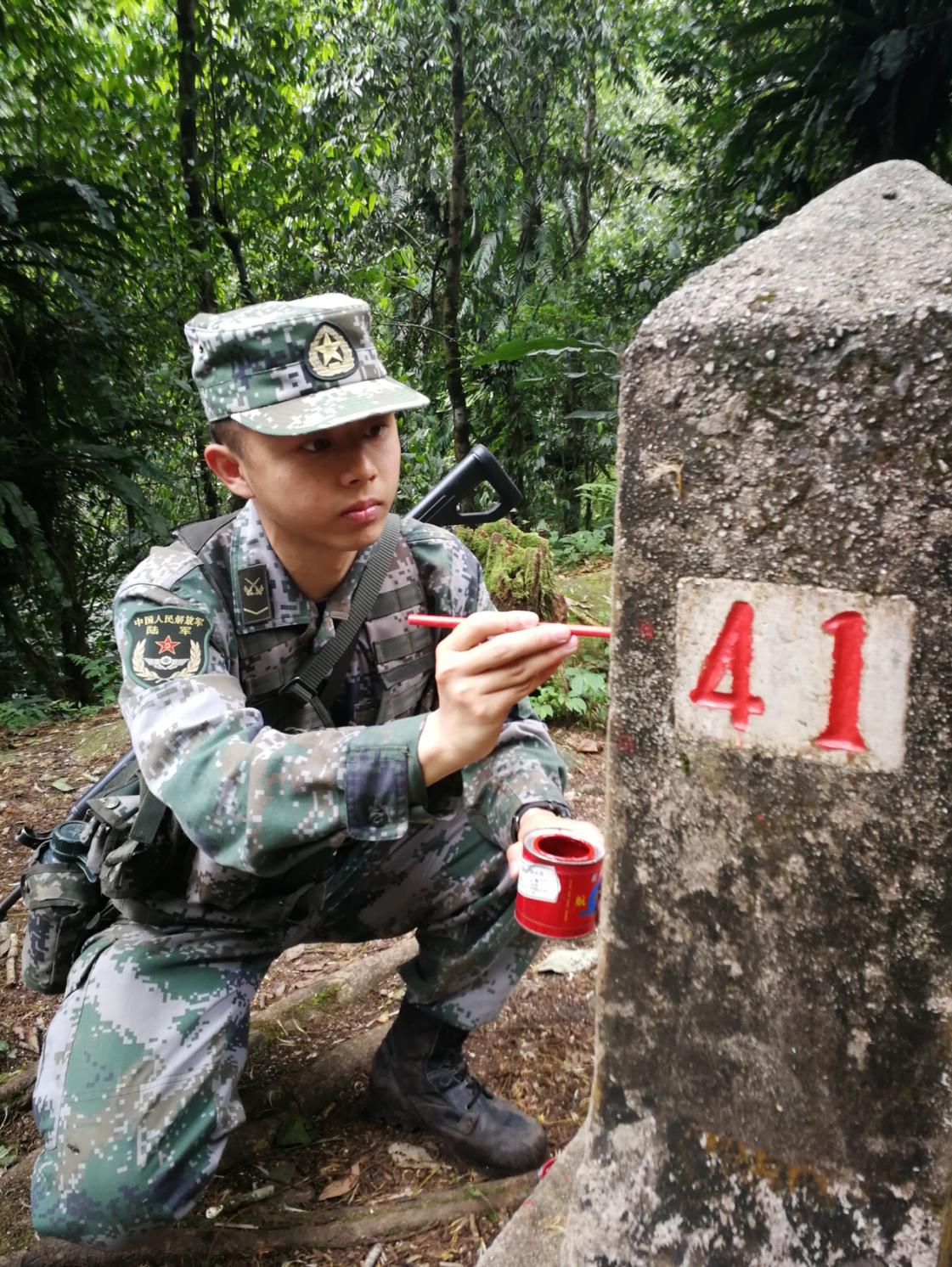 施炜同学为界碑上色