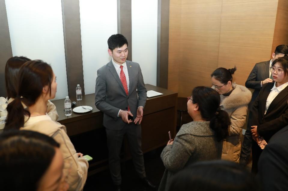上海新天地朗廷酒店房务部经理（学院优秀毕业生）与师生热烈讨论