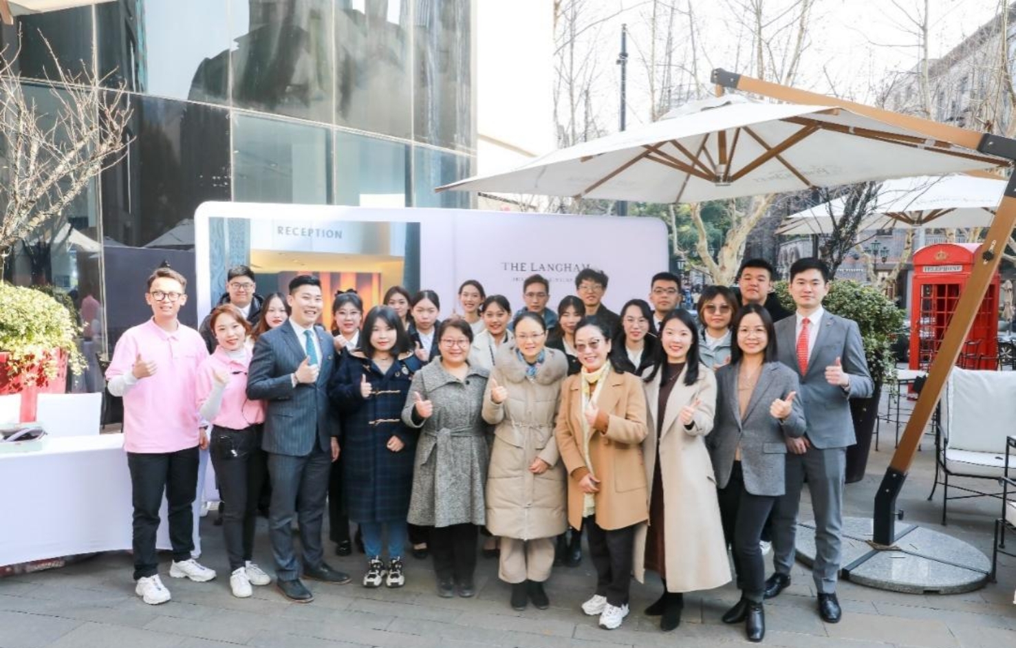 上海商学院酒店管理学院师生与上海新天地朗廷酒店方代表合照