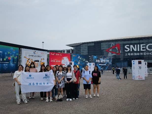 学生在上海新国际博览中心前合照